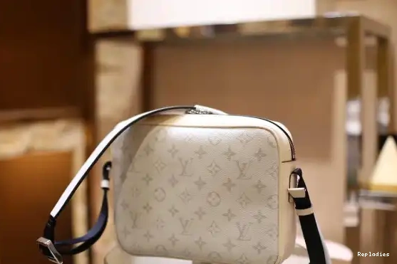 Cheap Vuitton Louis Messenger 0610